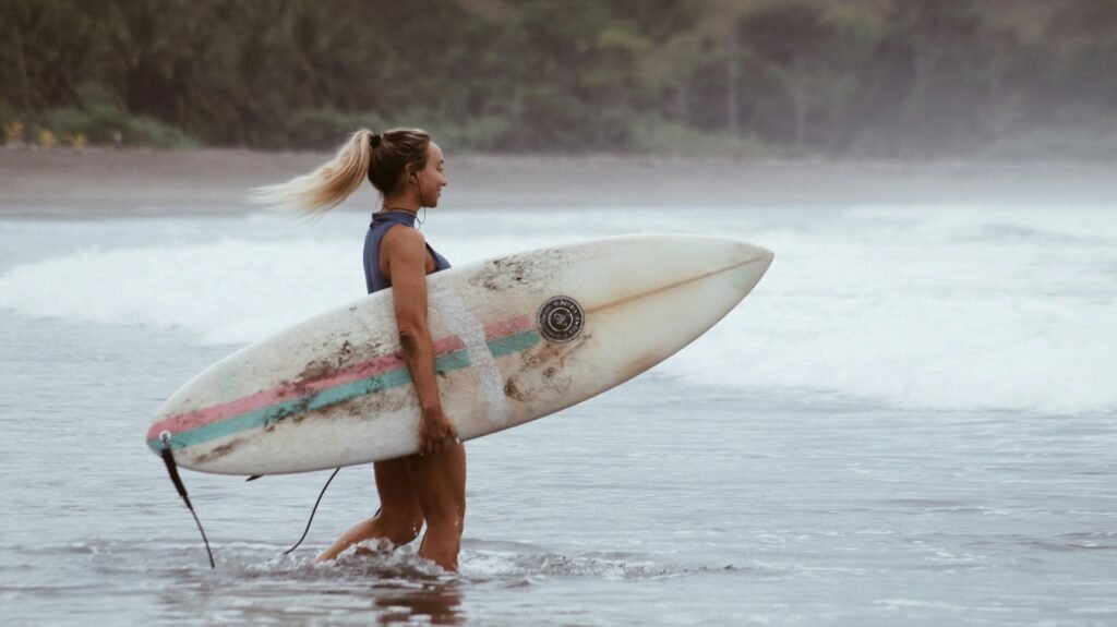 Fille avec une planche de surf