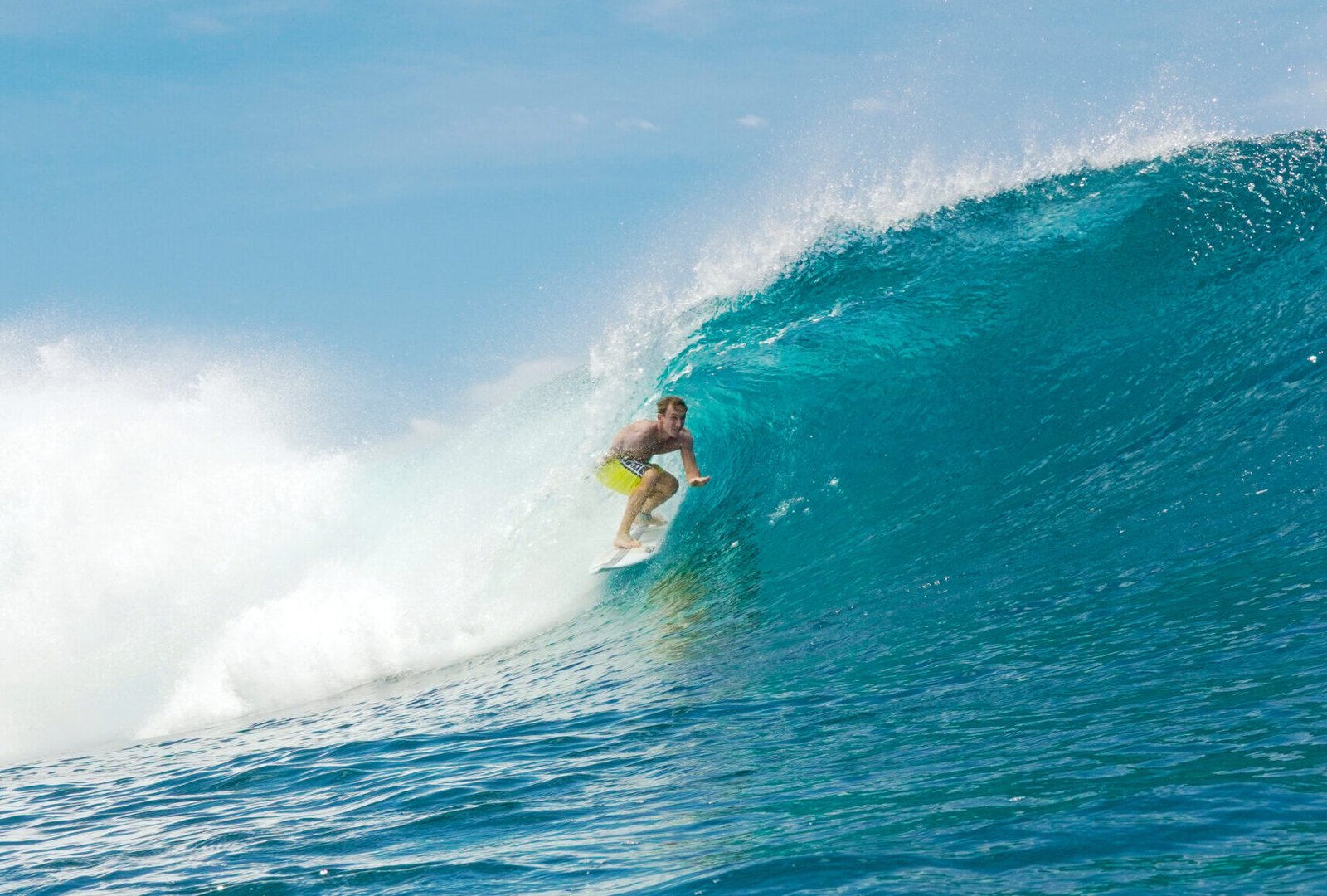 Surfeur qui prend un tube capbreton